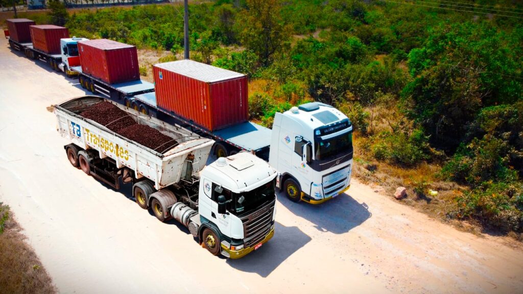 Caminhões com carga da TB Transportes