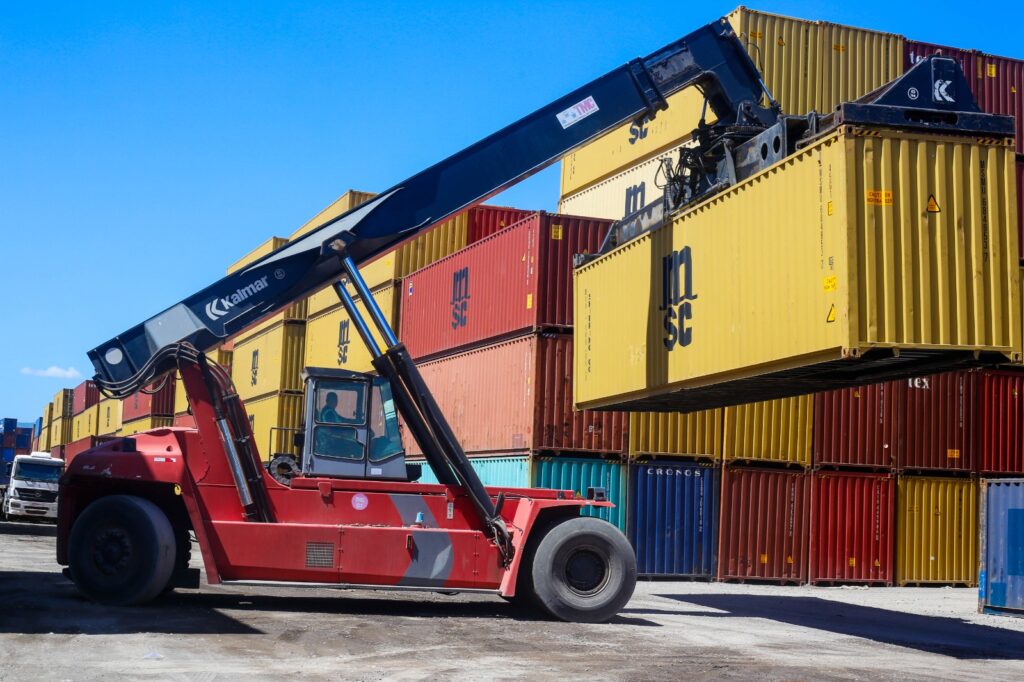 Guincho TMC suspendendo um container.